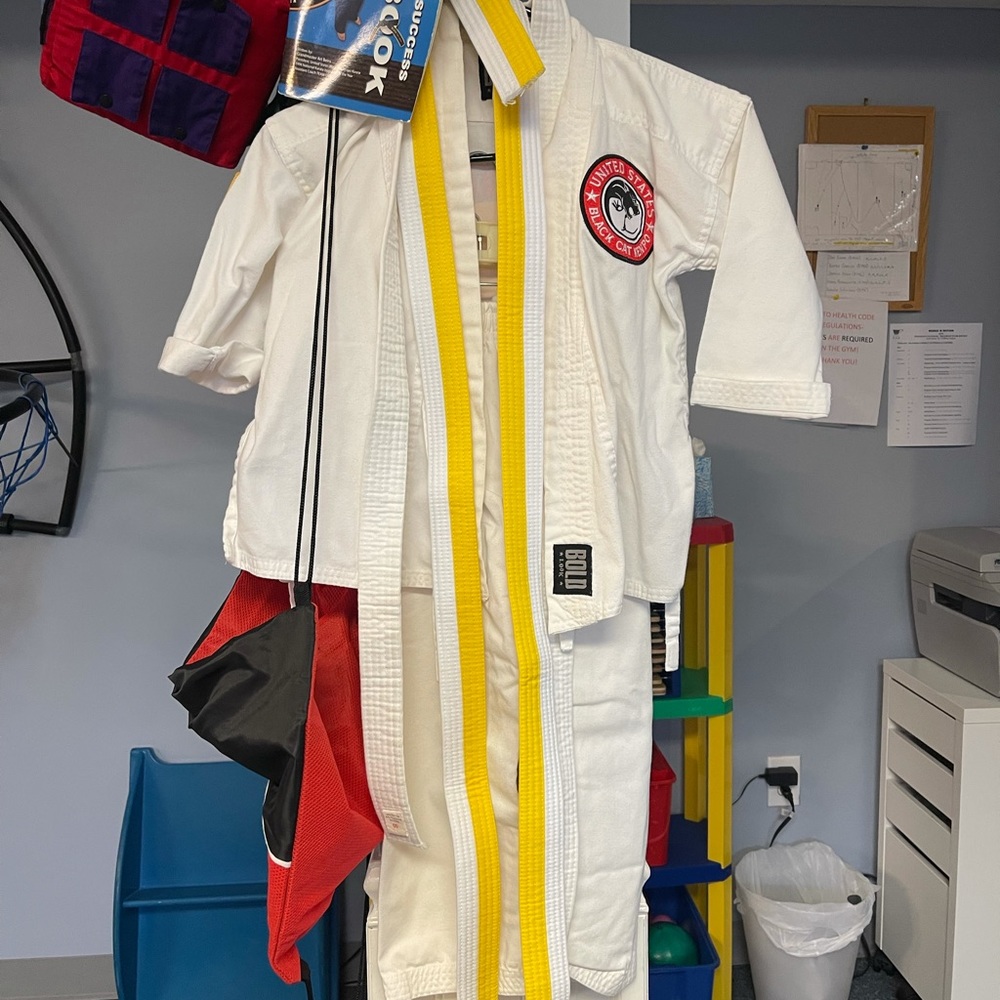 Can be costume-karate kid!!! Real GI outfit AND BOOK/size 0/For 3 to 4 year old.